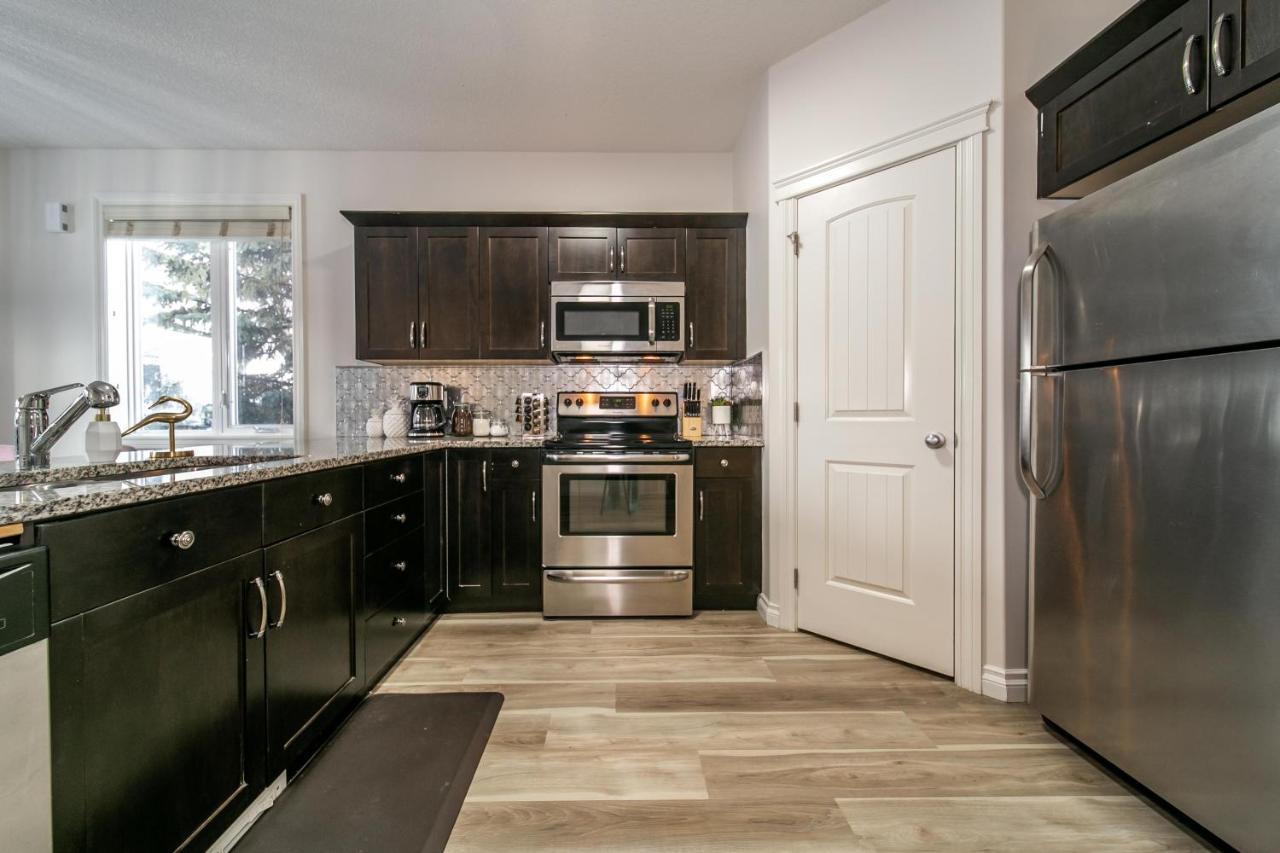 Mediterranean Retreat - King Bed - Fireplace - Jacuzzi - Fast Wi-Fi - Games Room - Free Parking & Netflix Edmonton Exterior photo